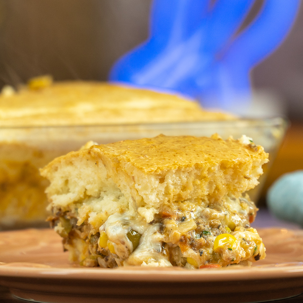 Fatia de torta de sardinha servida no prato.
