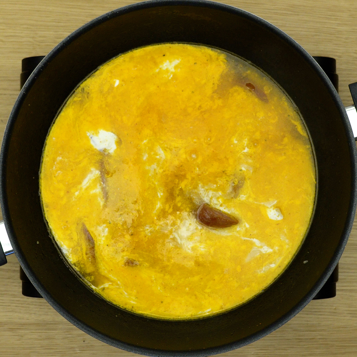 Molho cremoso preparado com frango e linguiça calabresa.