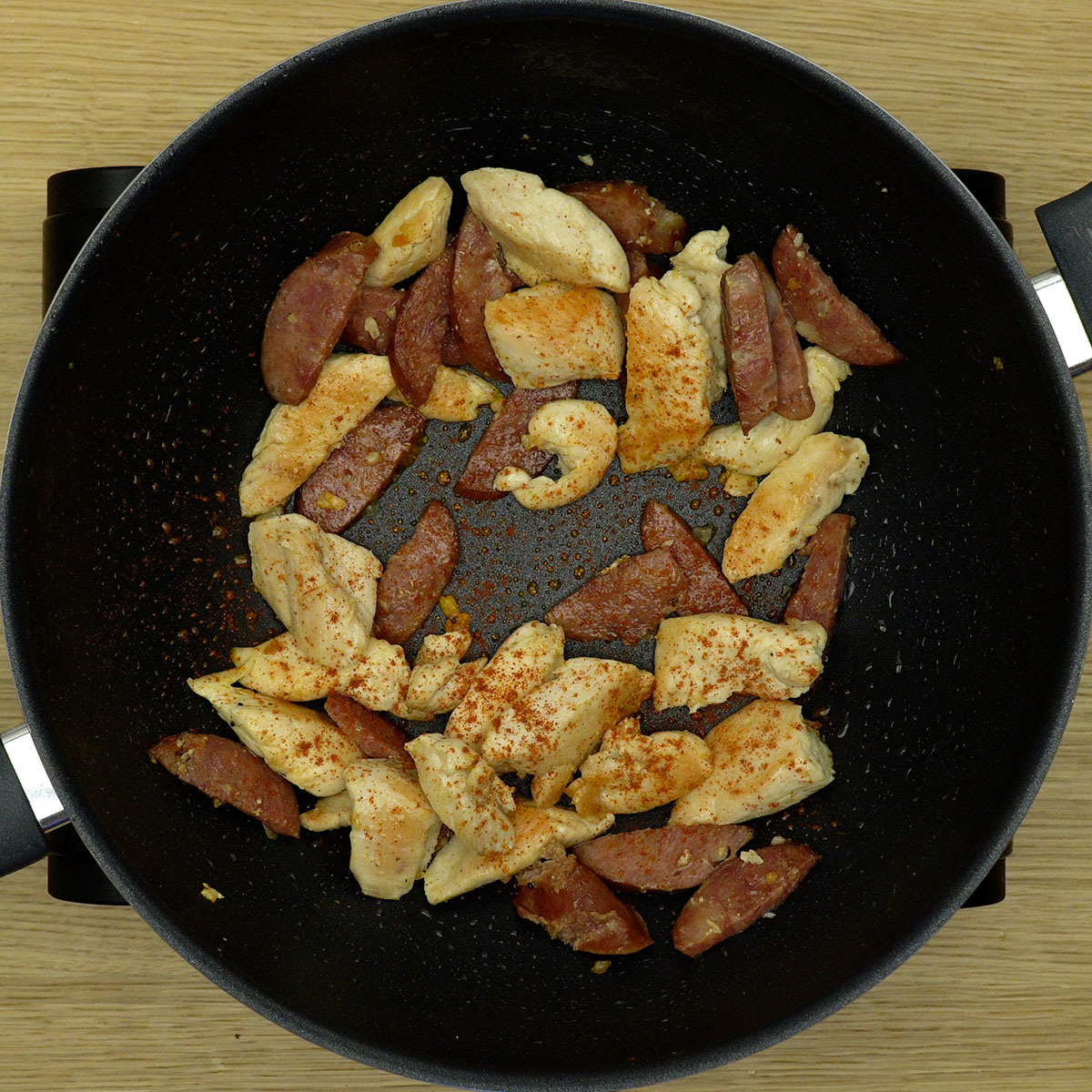Temperos adicionados ao frango e calabresa para molho cremoso.