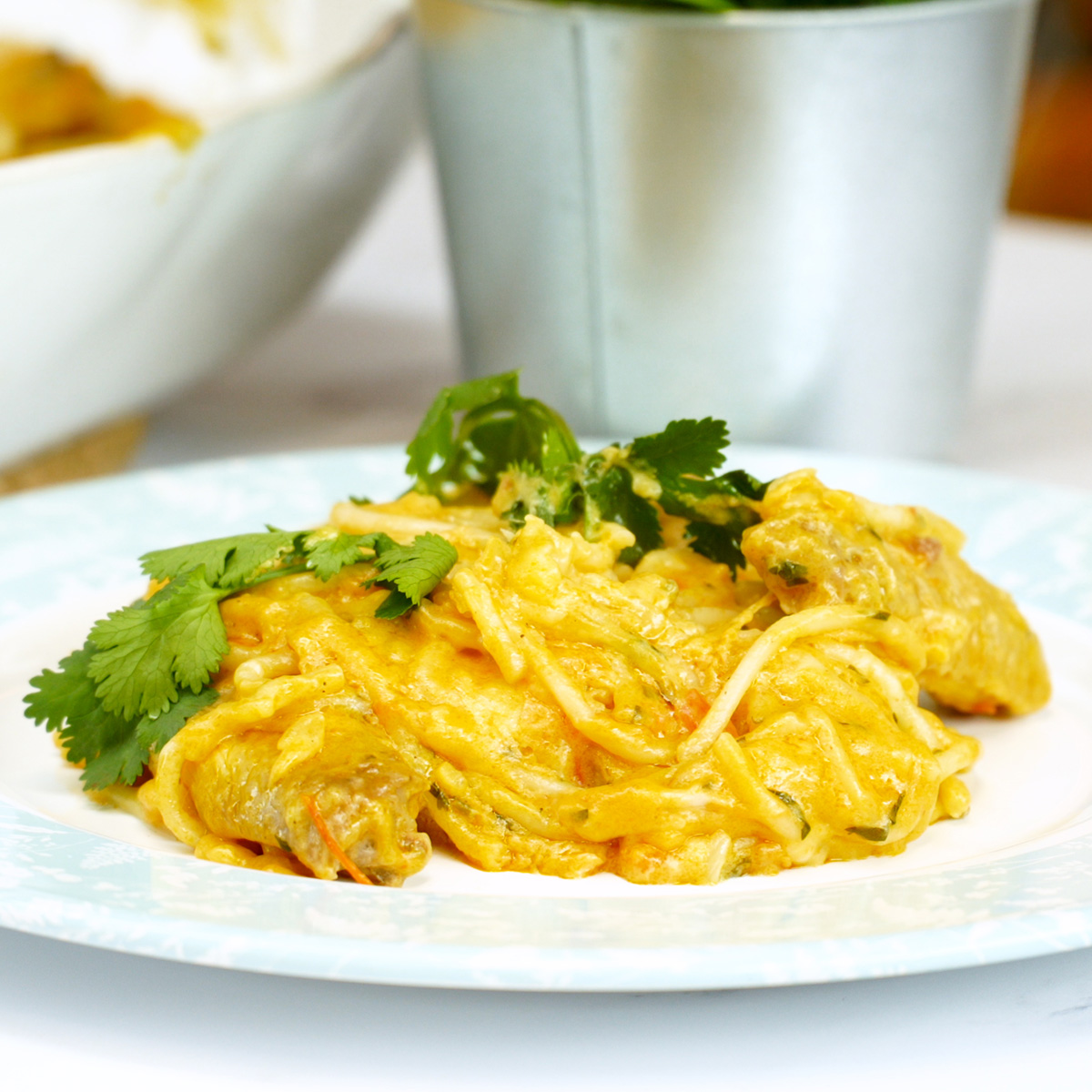 Espaguete gratinado com asinhas de frango servido ainda quente.