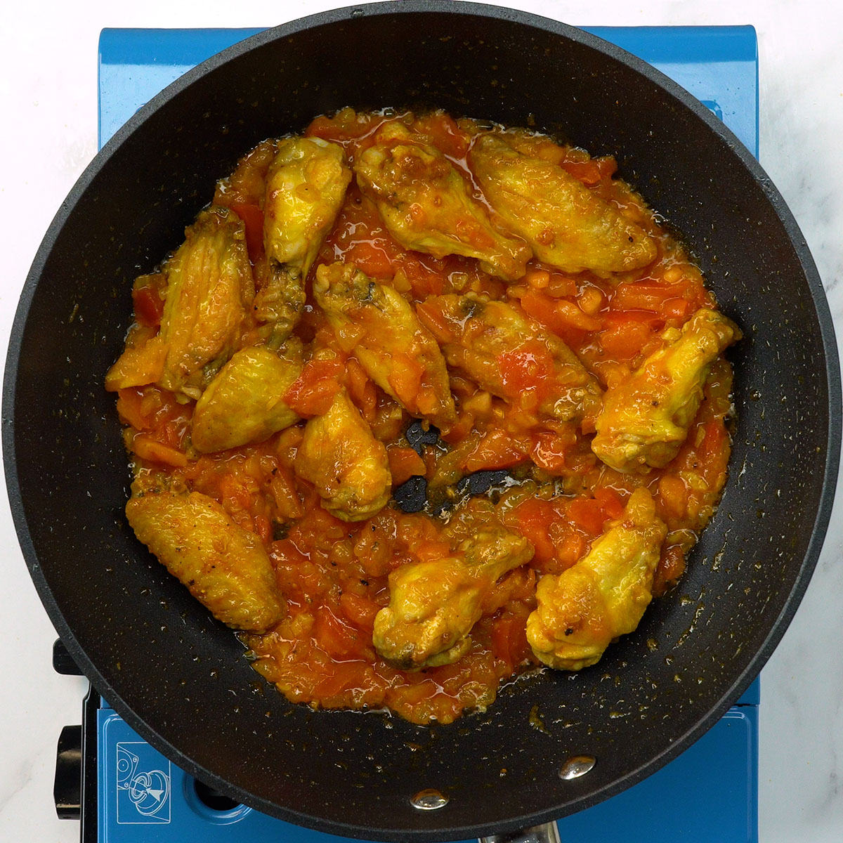 Refogado de alho, cebola e tomate para espaguete gratinado com frango.