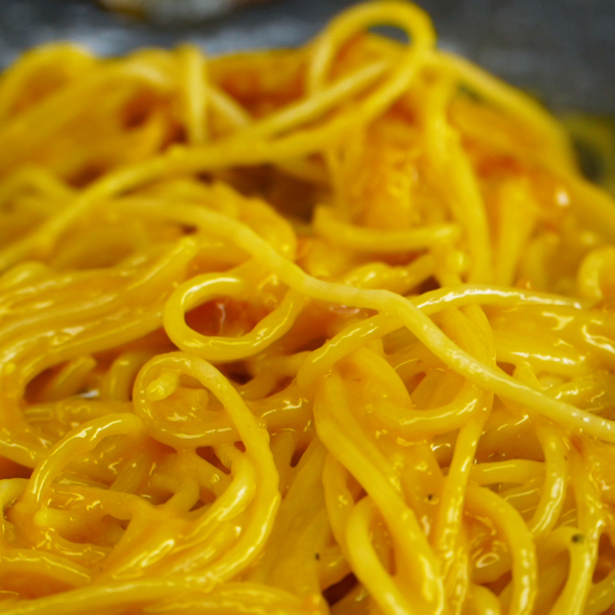 Espaguete à carbonara sendo finalizado.