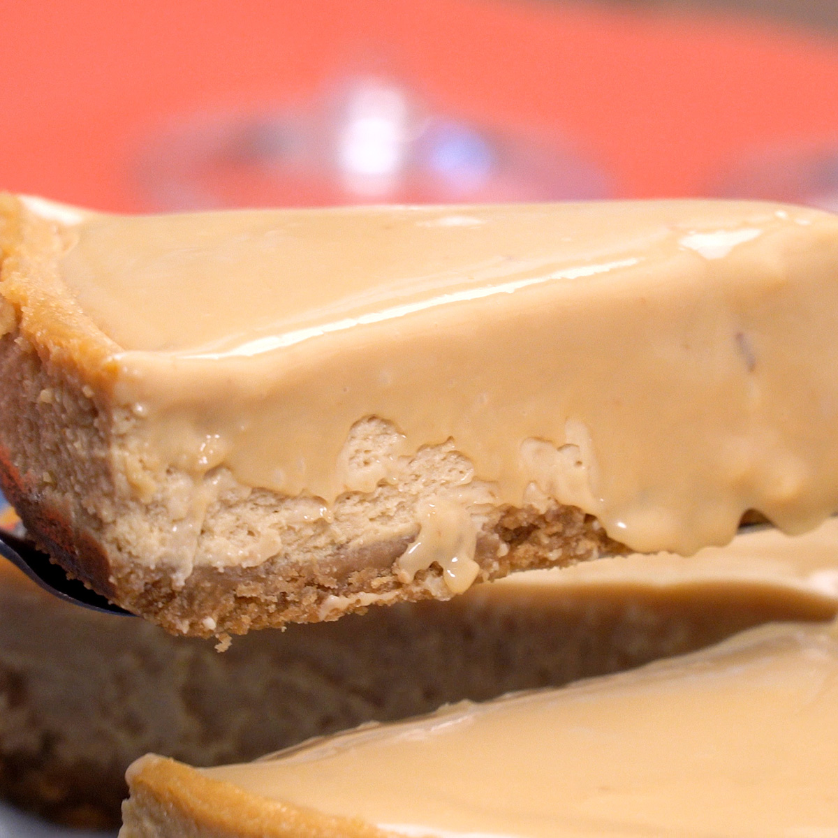 fatia de cheesecake de doce de leite sendo servida.