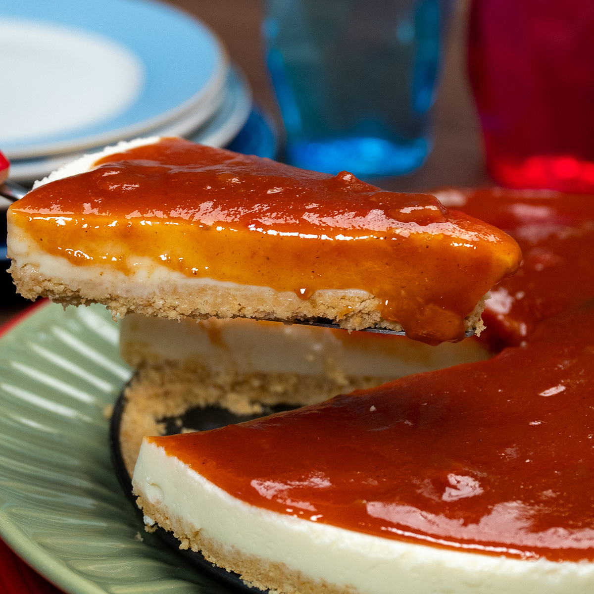 Cheesecake Romeu e Julieta sendo servida em fatia.