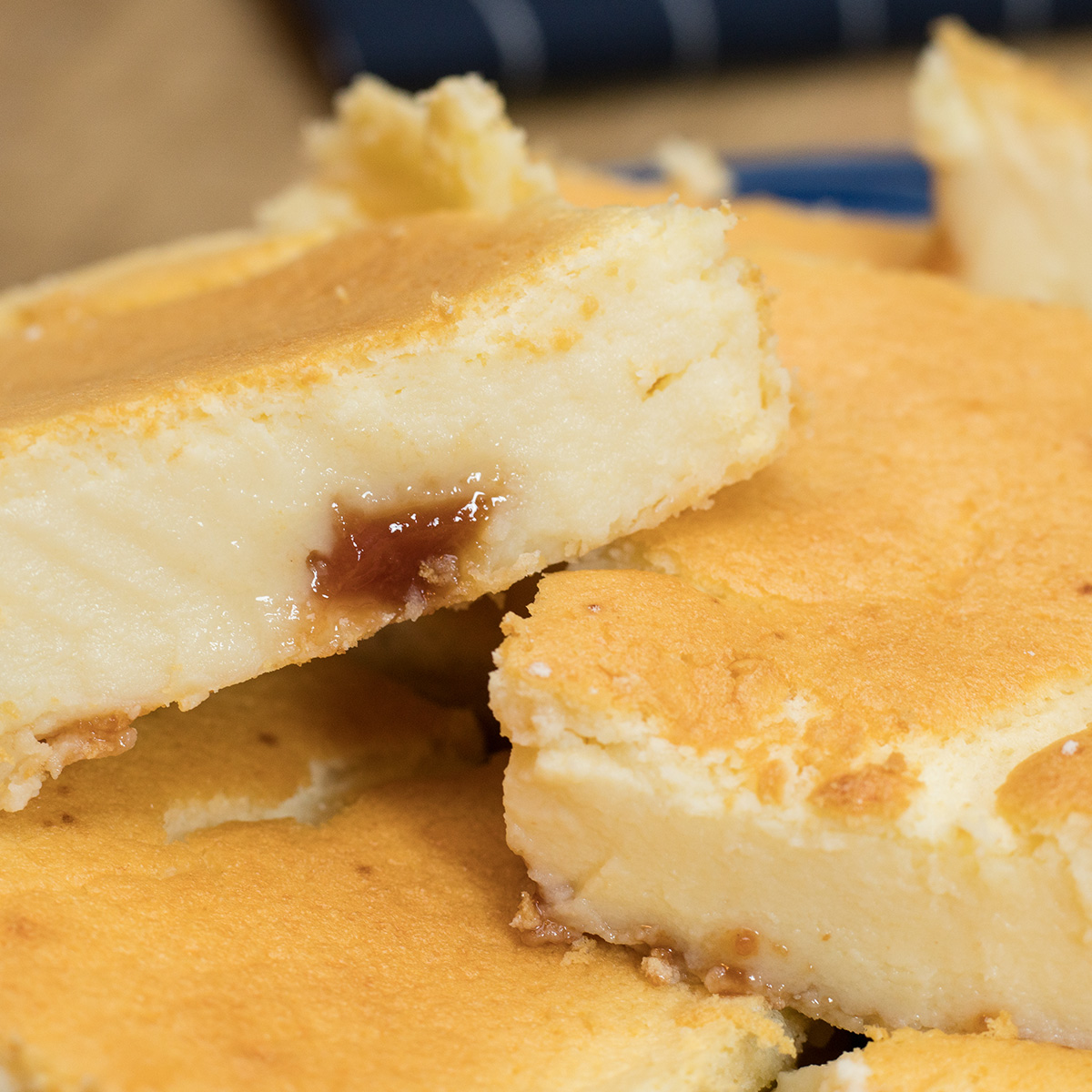 Fatias de torta de ricota com goiabada prontas sendo servida.