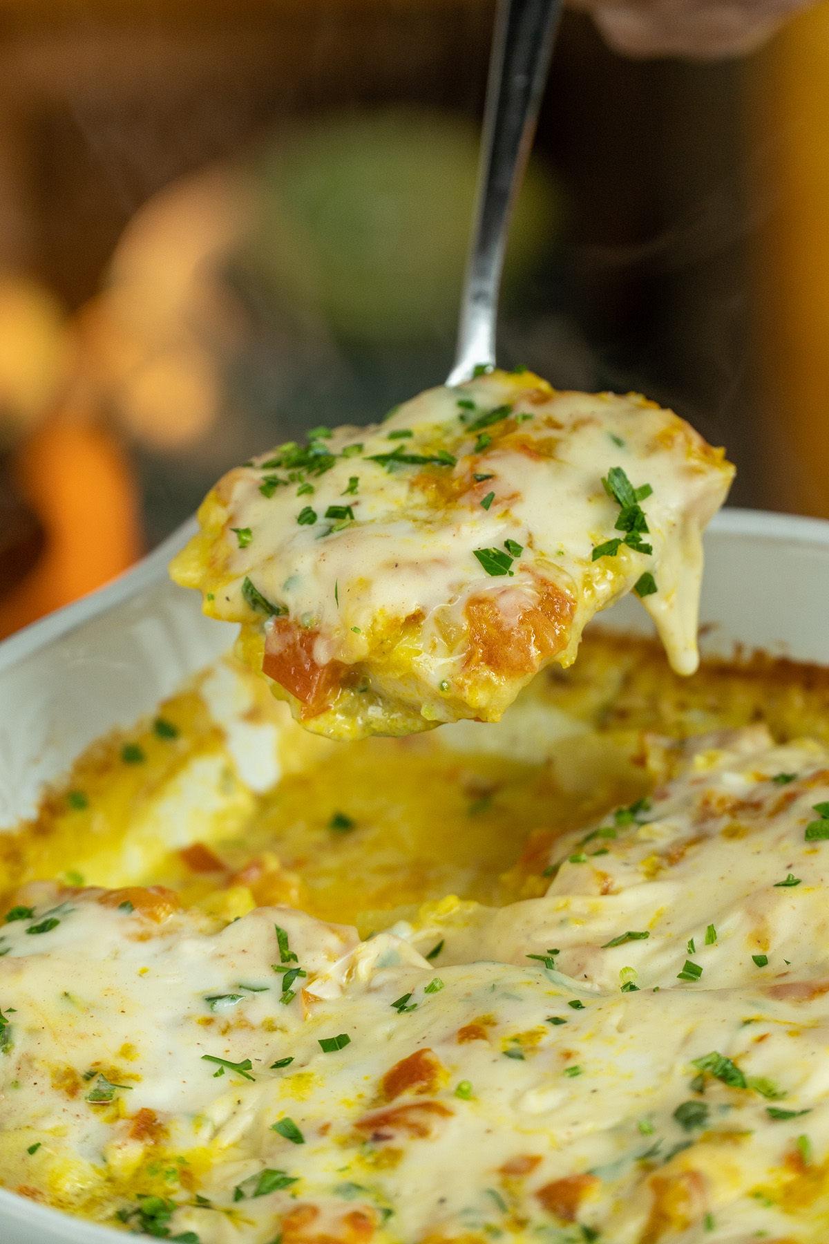 Filetes de pescada ao forno com molho branco pronto sendo servido.