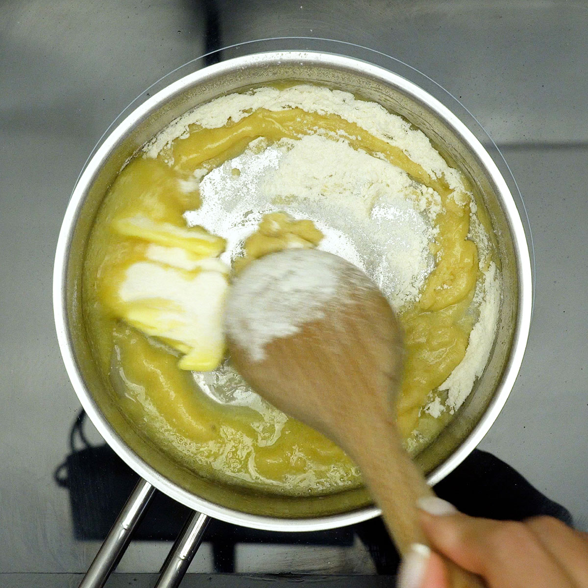 Mistura de manteiga e farinha formando base do molho branco.