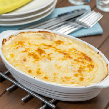Frango com presunto ao molho branco pronto para ser servido.