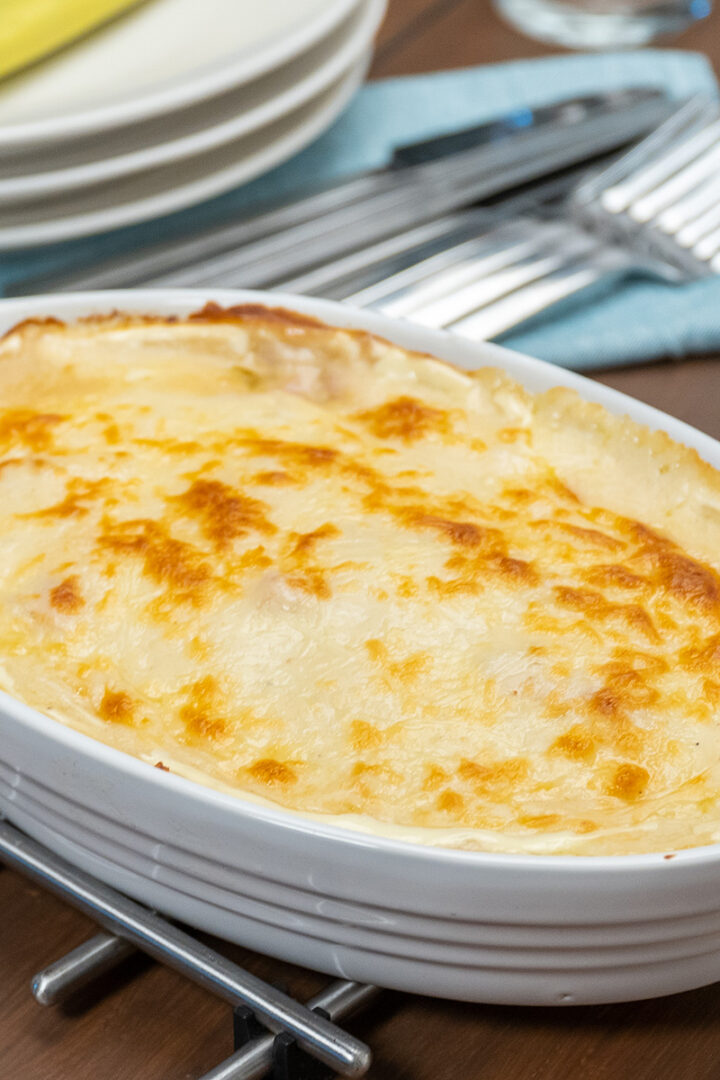 Frango com presunto ao molho branco pronto para ser servido.