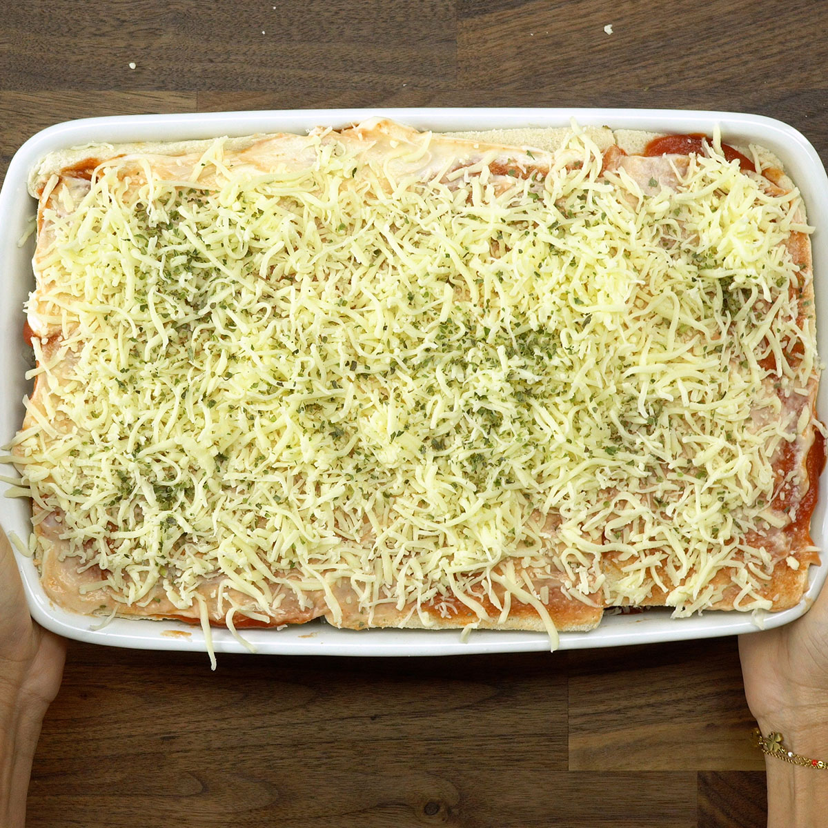 Lachão de pizza assando no forno até ficar dourado e gratinado.