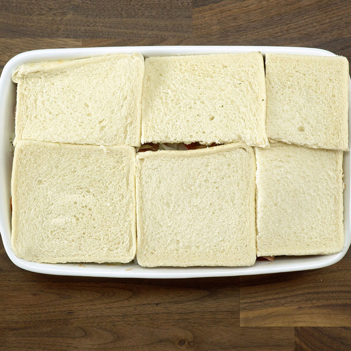 Camadas completas do lachão de pizza prontas para assar.