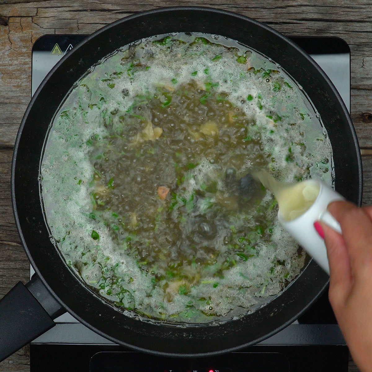 Molho preparado com vinho branco, limão e coentros frescos.