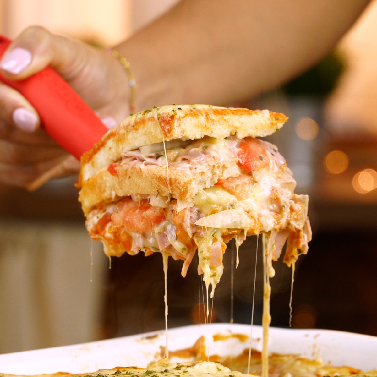 Fatia de lanchão de pizza sendo servido.