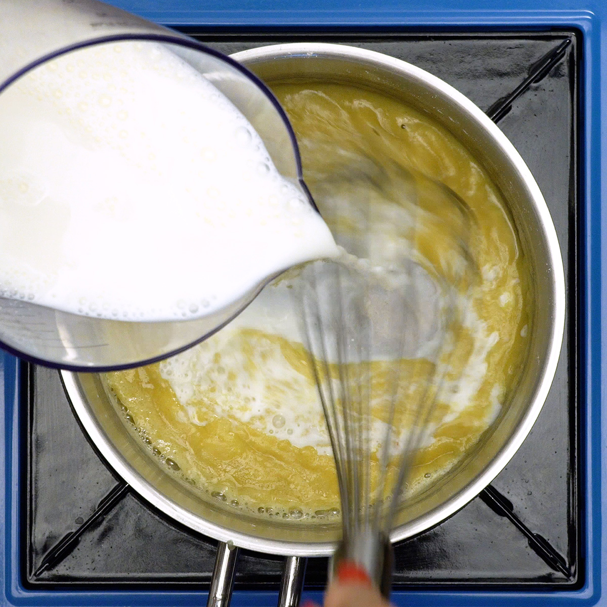 Molho branco cremoso sendo preparado para lasanha de frango.