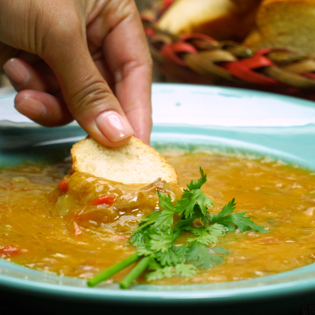 Empratamento mandioca com costela com salsa de decoração.
