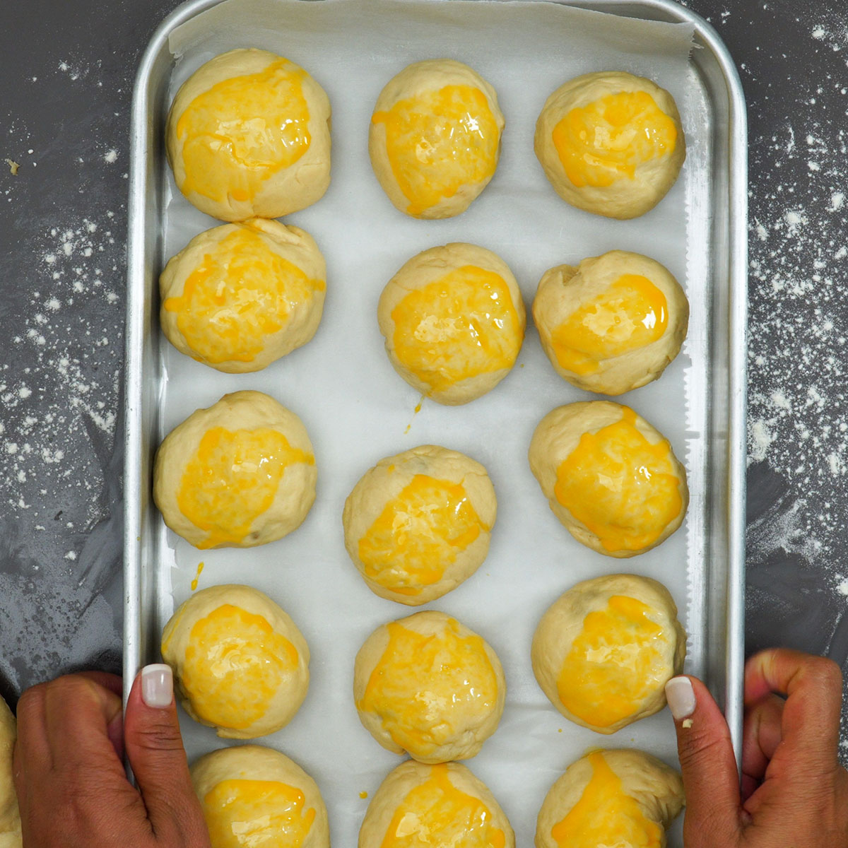Pãezinhos recheados assados e dourados recém-saídos do forno.