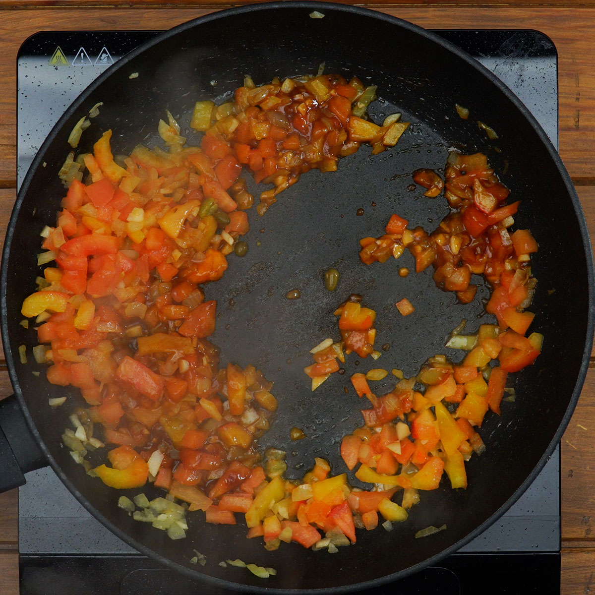 Refogado de tomate, cebola e alho para recheio de pão recheado.
