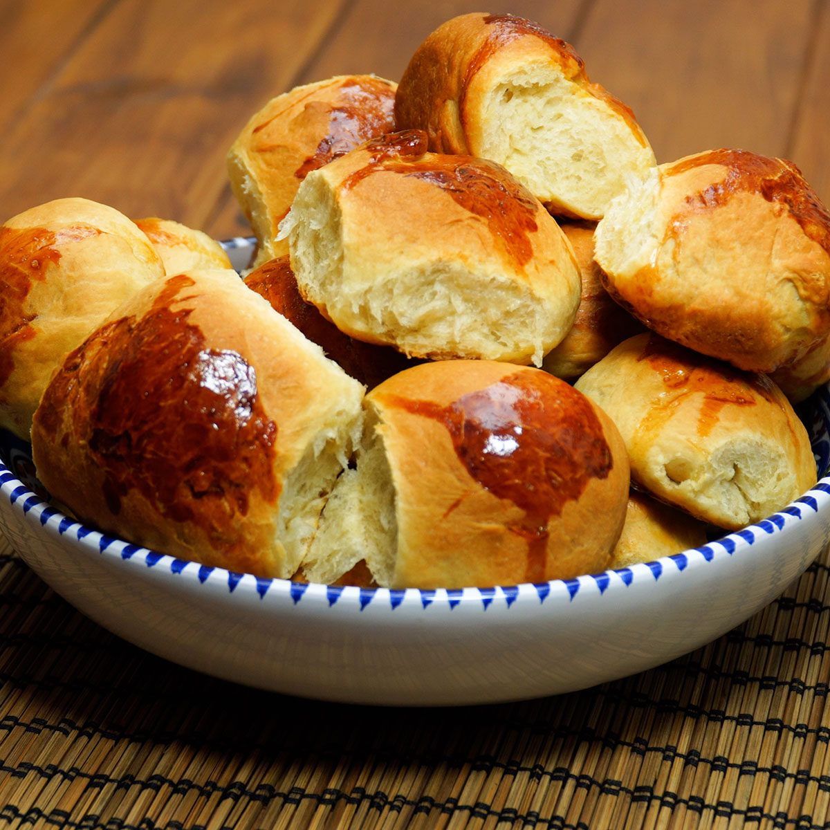 Pão recheado com carne moída servido ainda quente.