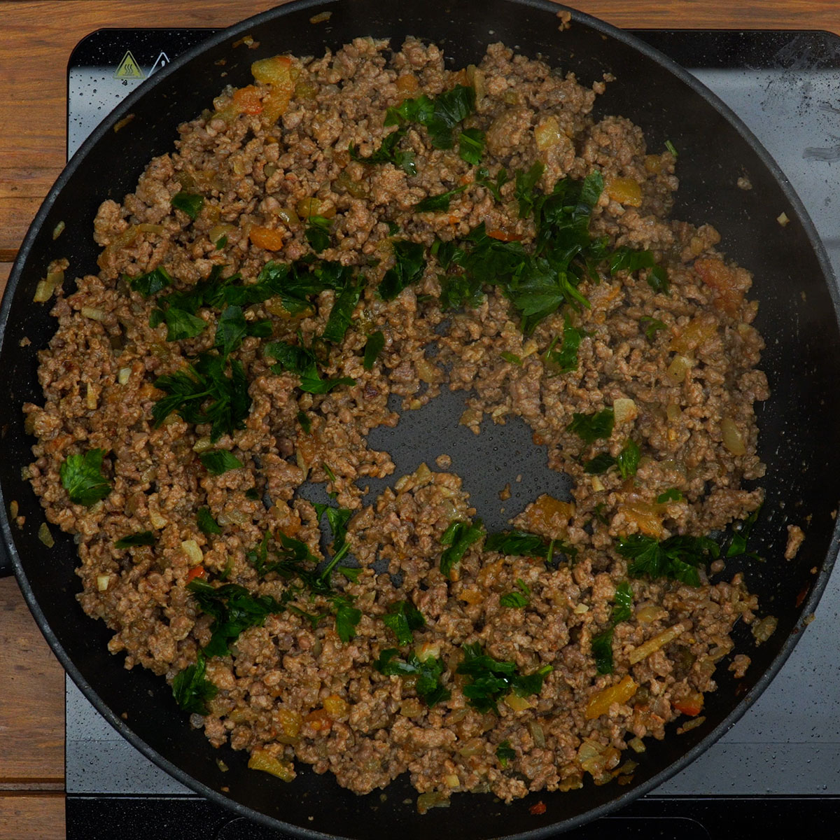 Carne moída temperada finalizada com salsa fresca para recheio.