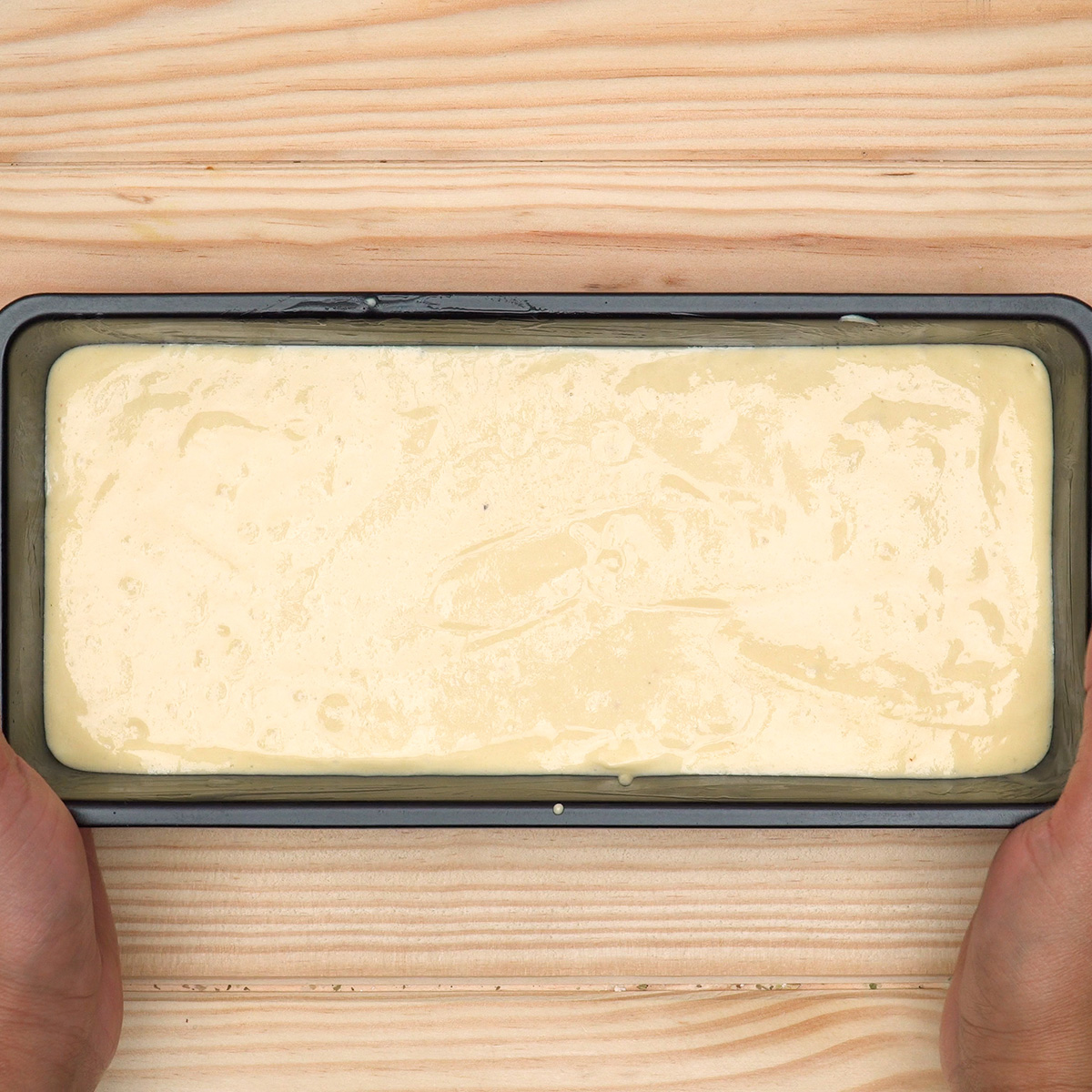 Pão de amêndoas low carb assando até dourar no forno.