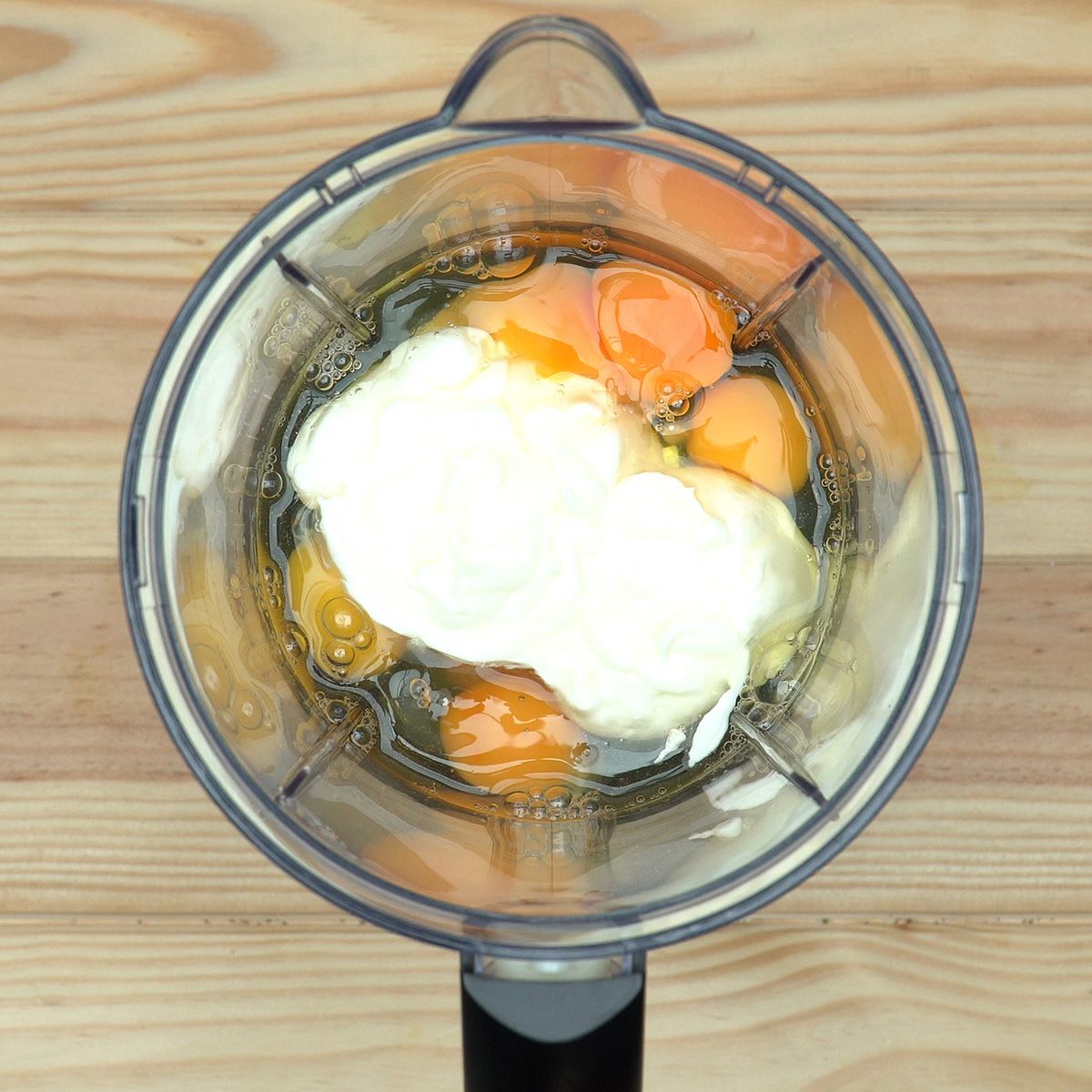 Creme de leite sendo adicionado ao liquidificador para massa de pão low carb.