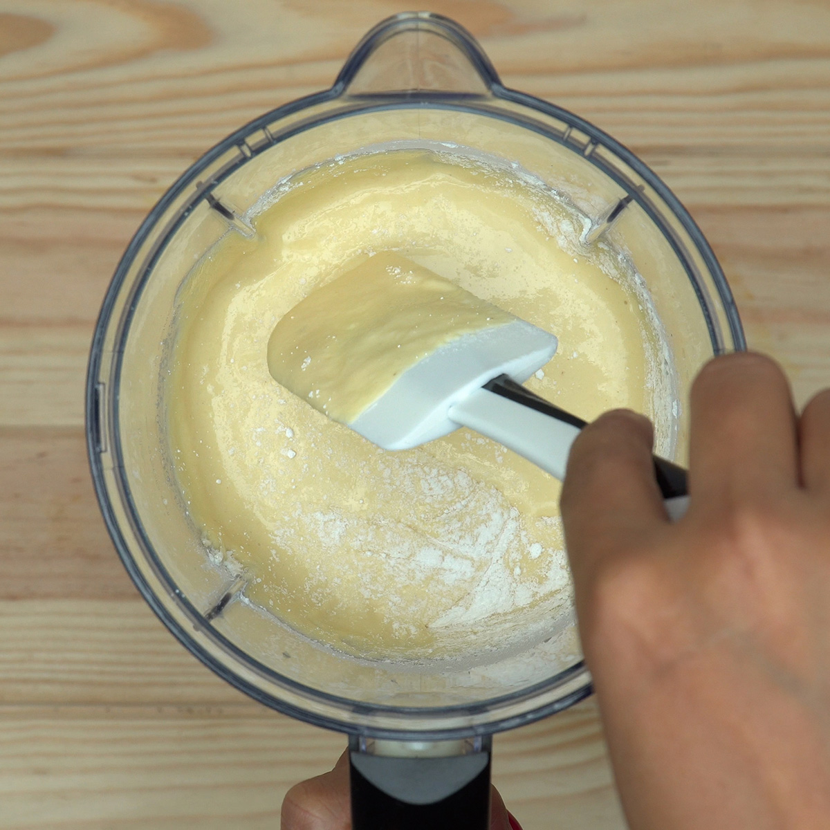 Fermento incorporado delicadamente à massa do pão de amêndoas low carb.