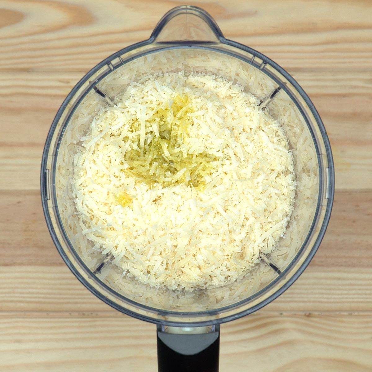 Massa de pão de amêndoas low carb sendo batida até ficar homogênea.