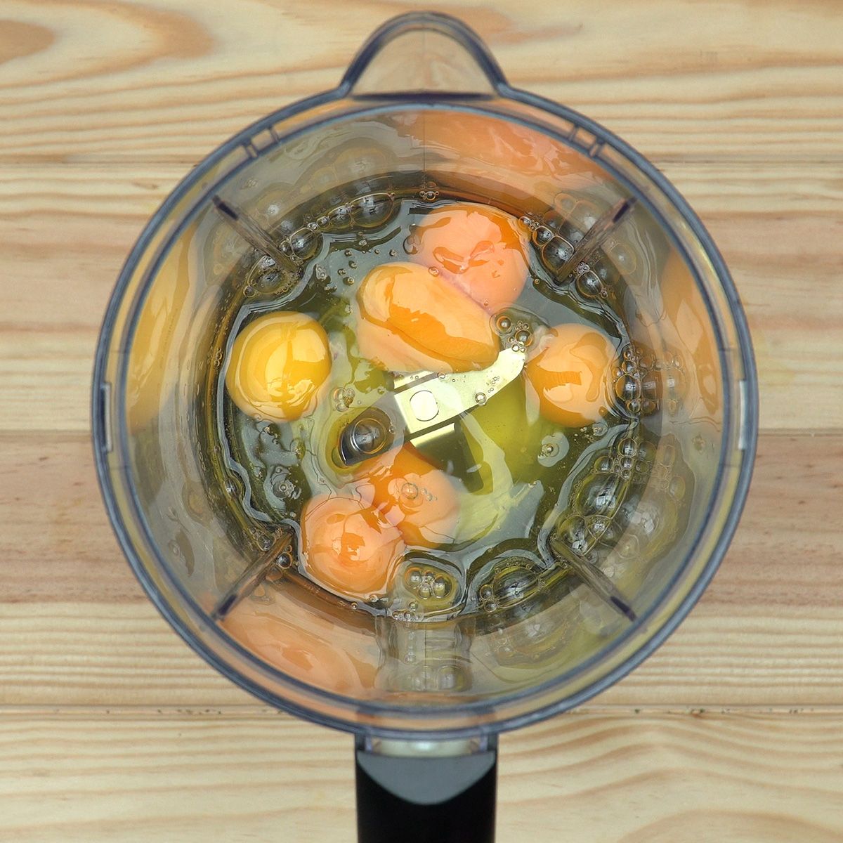 Ovos sendo colocados no liquidificador para preparar pão de amêndoas low carb.