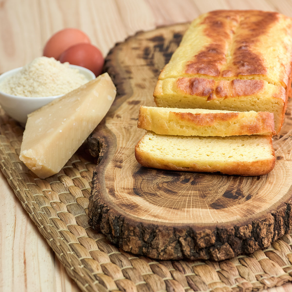 Pão de amêndoas low carb pronto sendo servido em fatias.