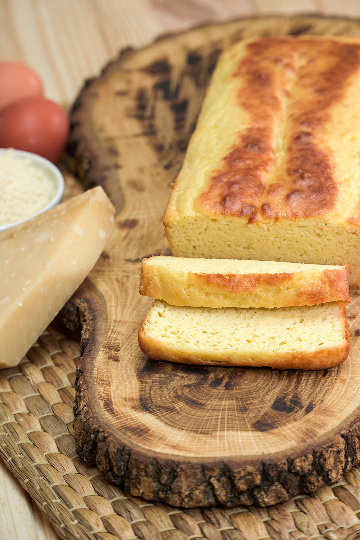 Pão de amêndoas low carb pronto sendo servido em fatias.