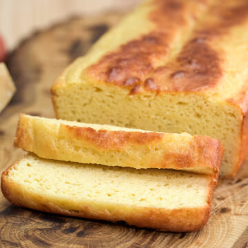 Pão de amêndoas low carb pronto sendo servido em fatias.