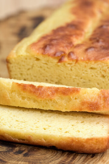 Pão de amêndoas low carb pronto sendo servido em fatias.