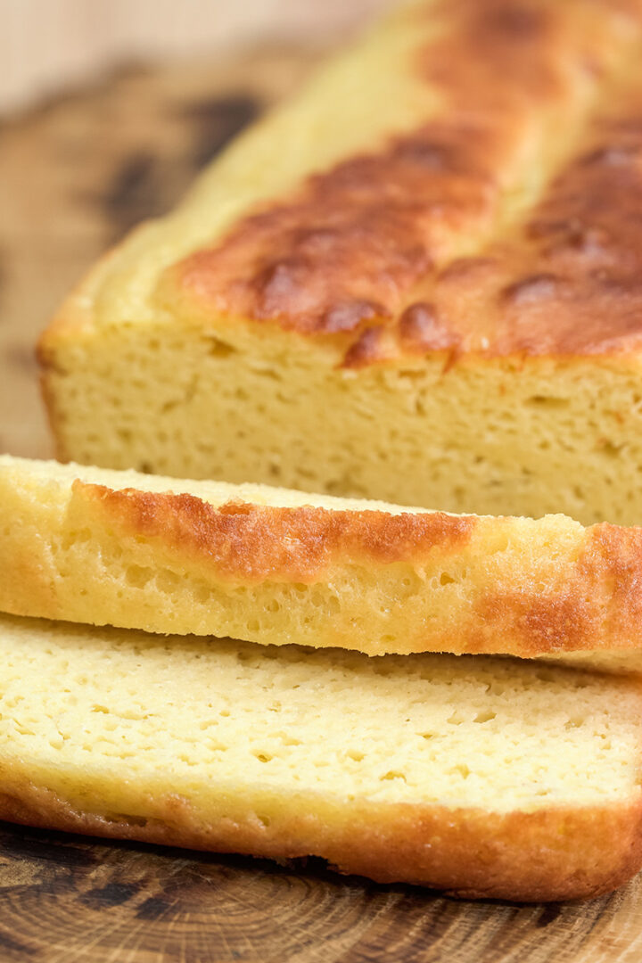 Pão de amêndoas low carb pronto sendo servido em fatias.