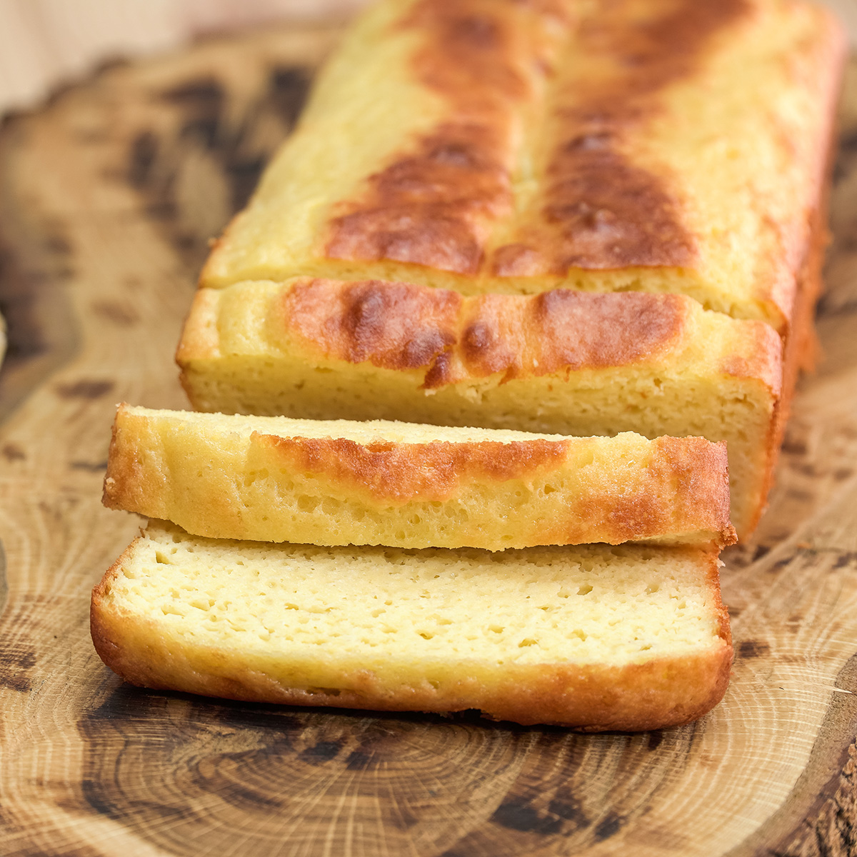 Pão de amêndoas low carb pronto sendo servido em fatias.
