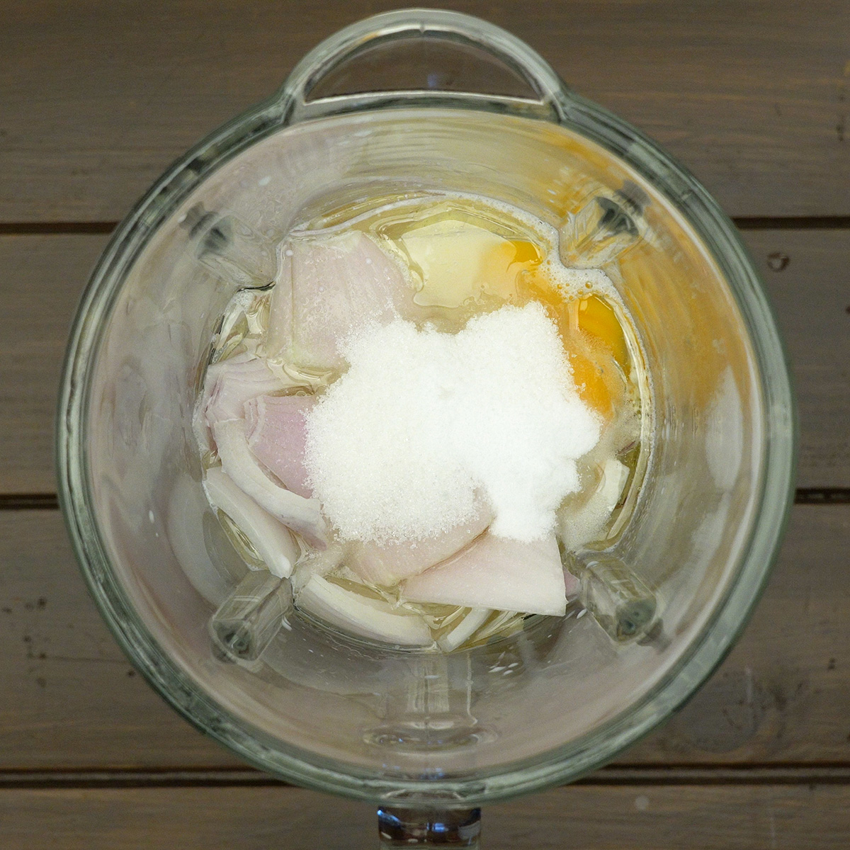 Ingredientes do pão de cebola sendo batidos no liquidificador até formar mistura cremosa.
