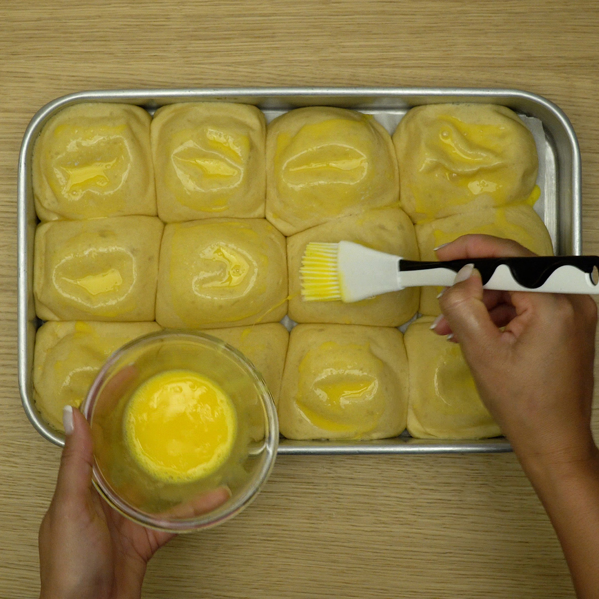 Pães de cebola crescendo antes de receber gema para assar.