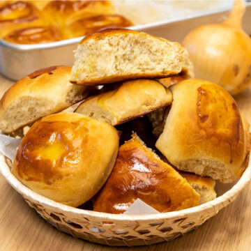 Pão de cebola no liquidificador prontos e servidos.