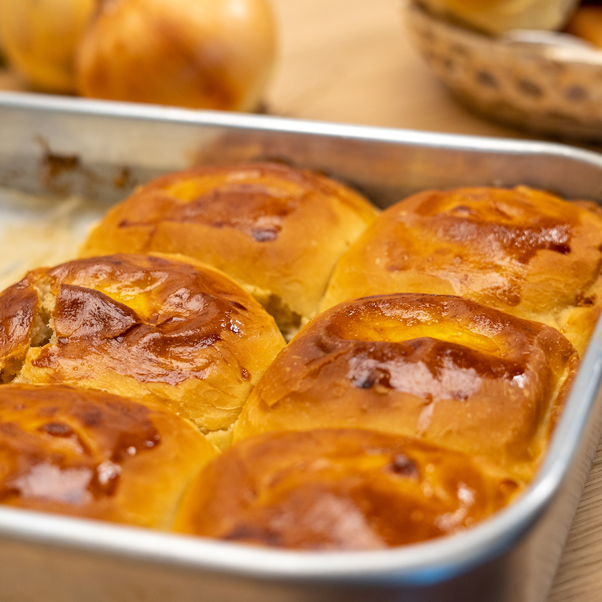Pão de cebola no liquidificador assados tirados do forno.