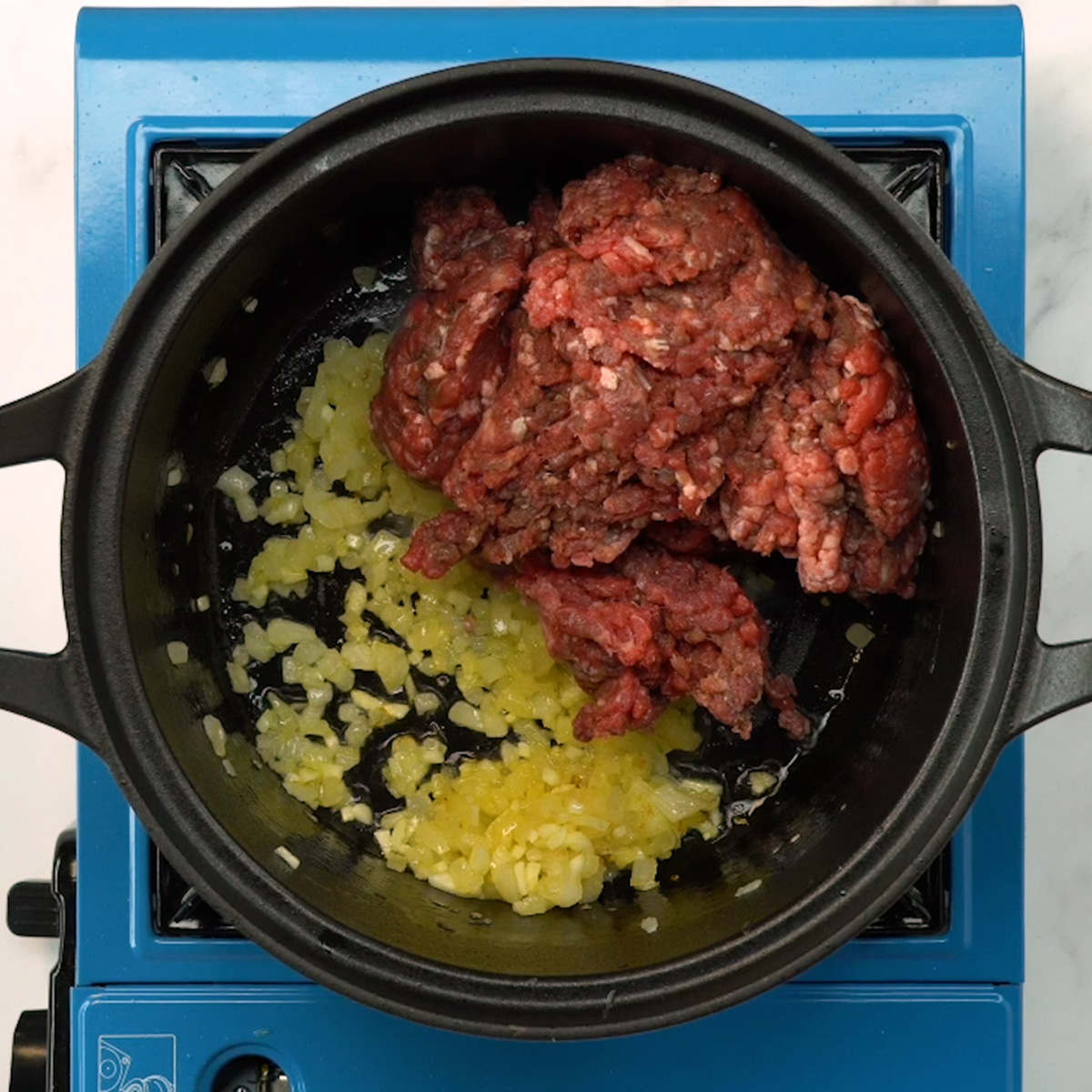 Carne moída sendo refogada na panela para recheio de pimentão recheado.