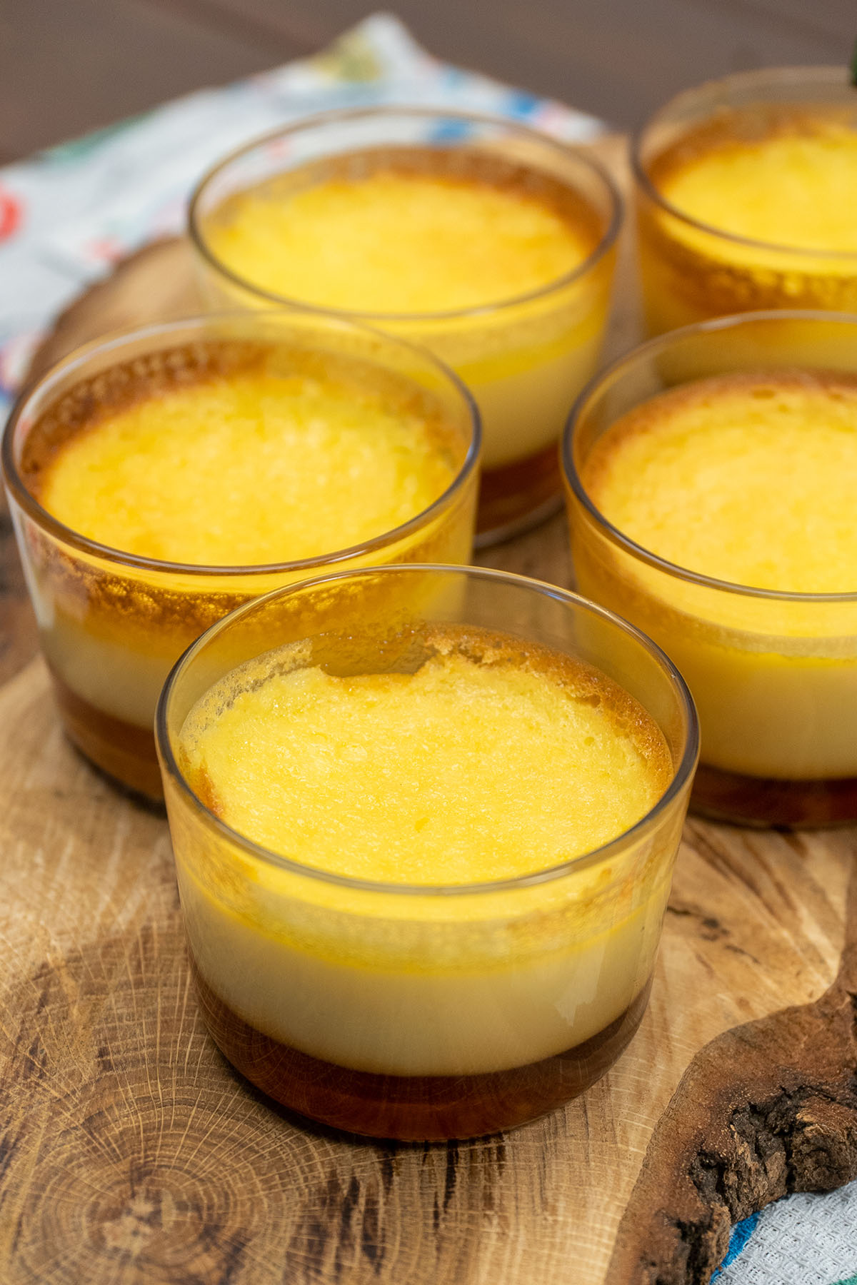 Pudim de creme de leite tirados do forno para serem desenformados.
