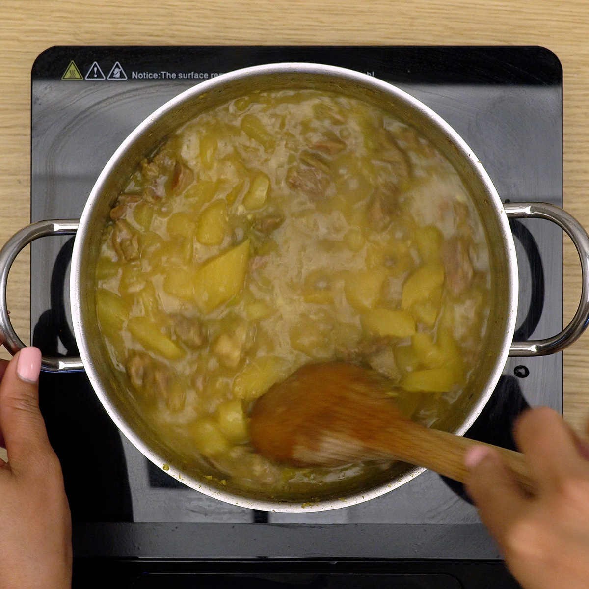 Quibebe de mandioca cozinhando até formar caldo cremoso.