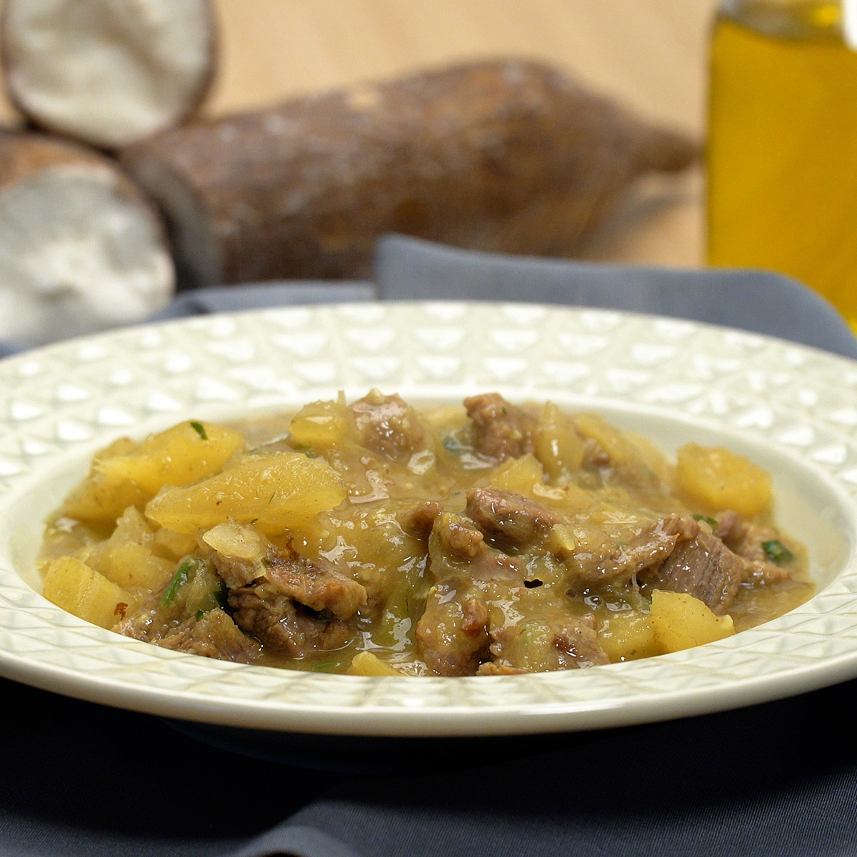 Quibebe de mandioca com carne servido ainda quente com caldo cremoso e encorpado.