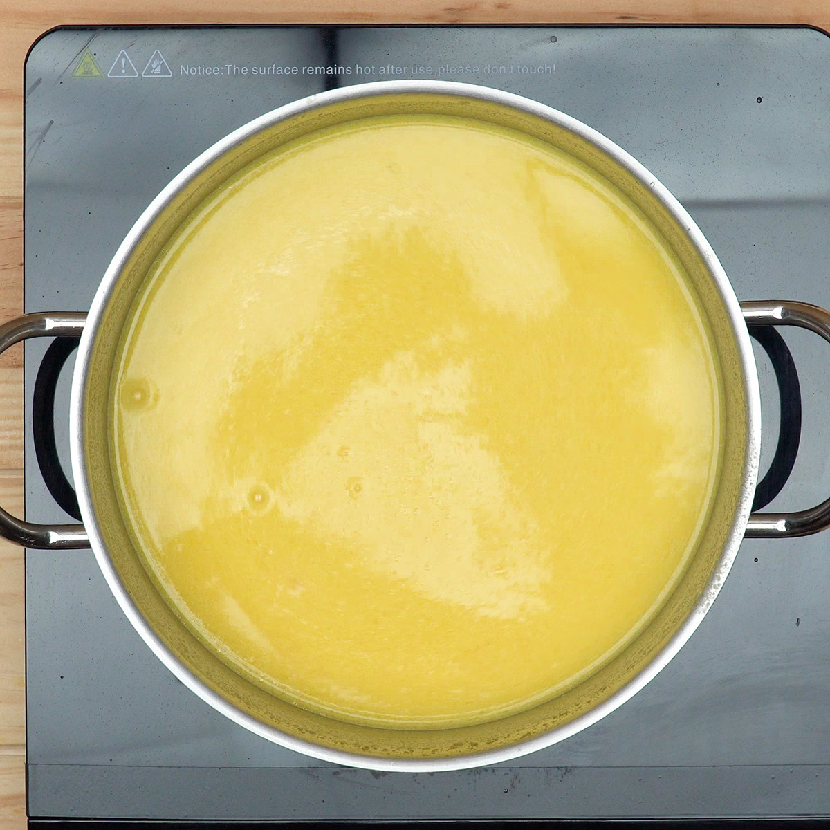 Polenta cremosa sendo preparada para acompanhar rabada.