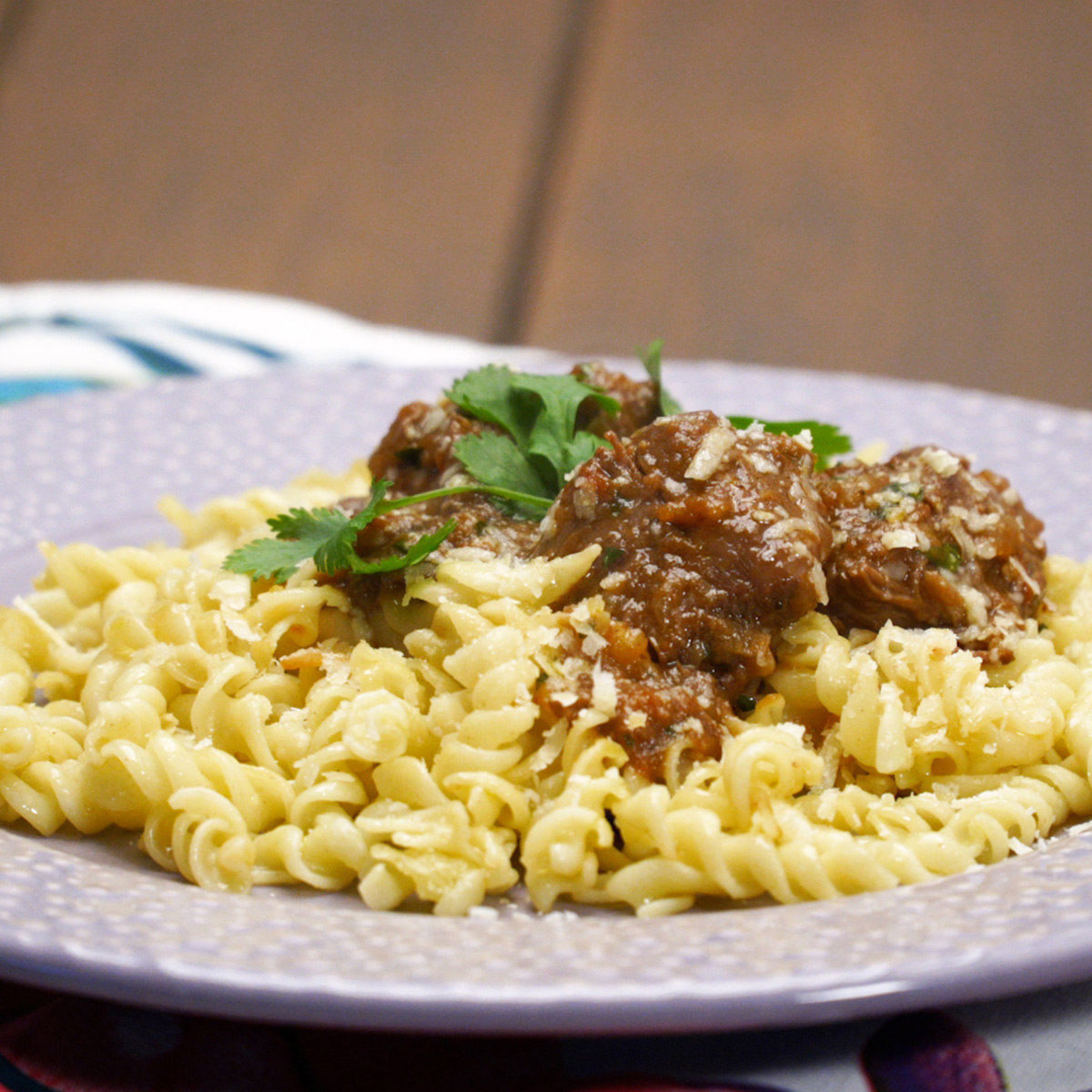 Ragu de carne com macarrão servido com queijo ralado e molho encorpado.