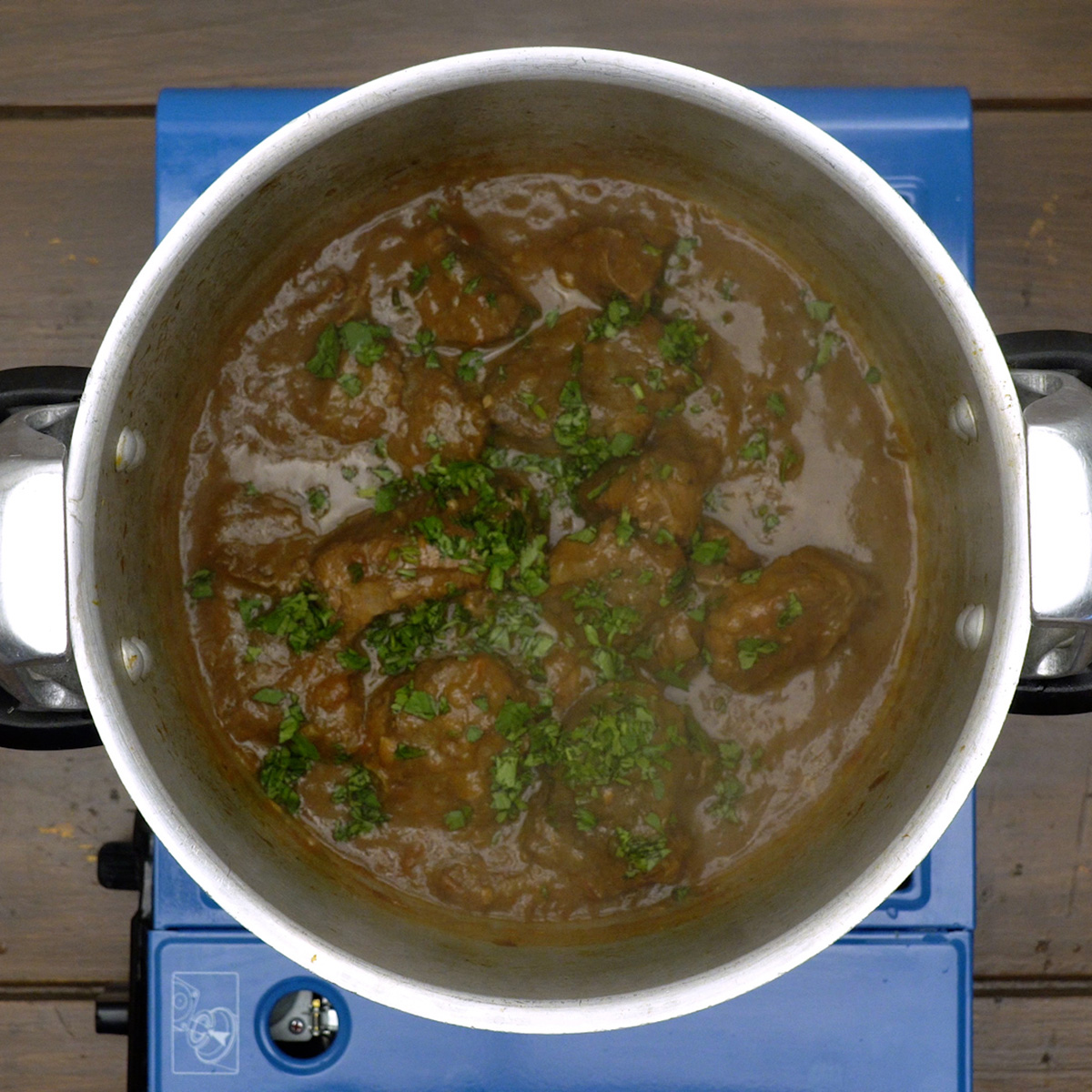 Salsa fresca sendo misturada na carne ao molho encorpado.