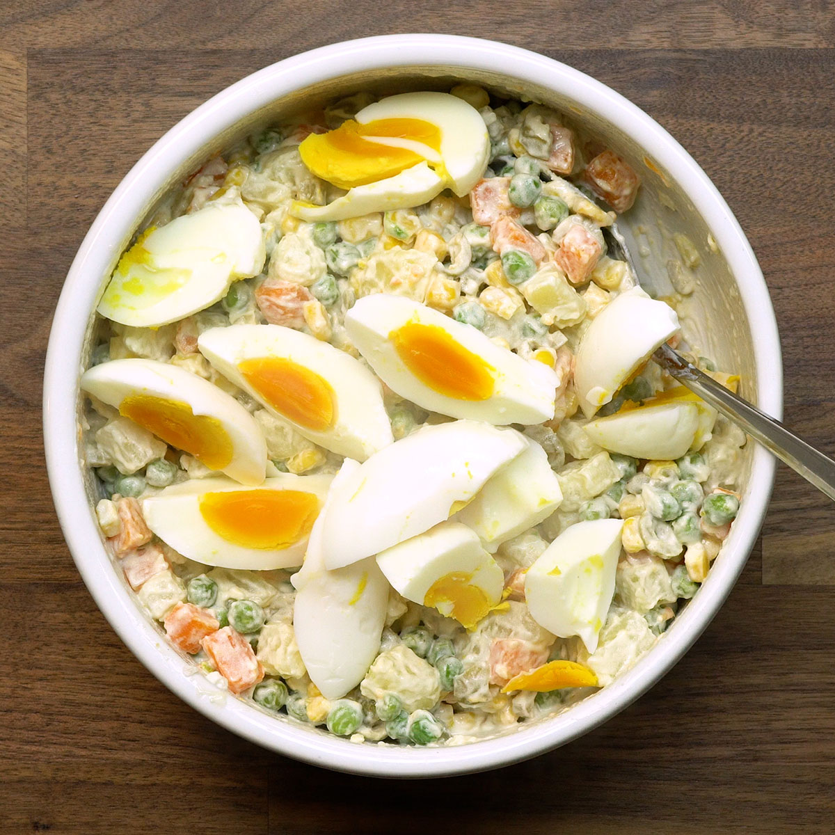 Salada de maionese com ovos cozidos misturados delicadamente.
