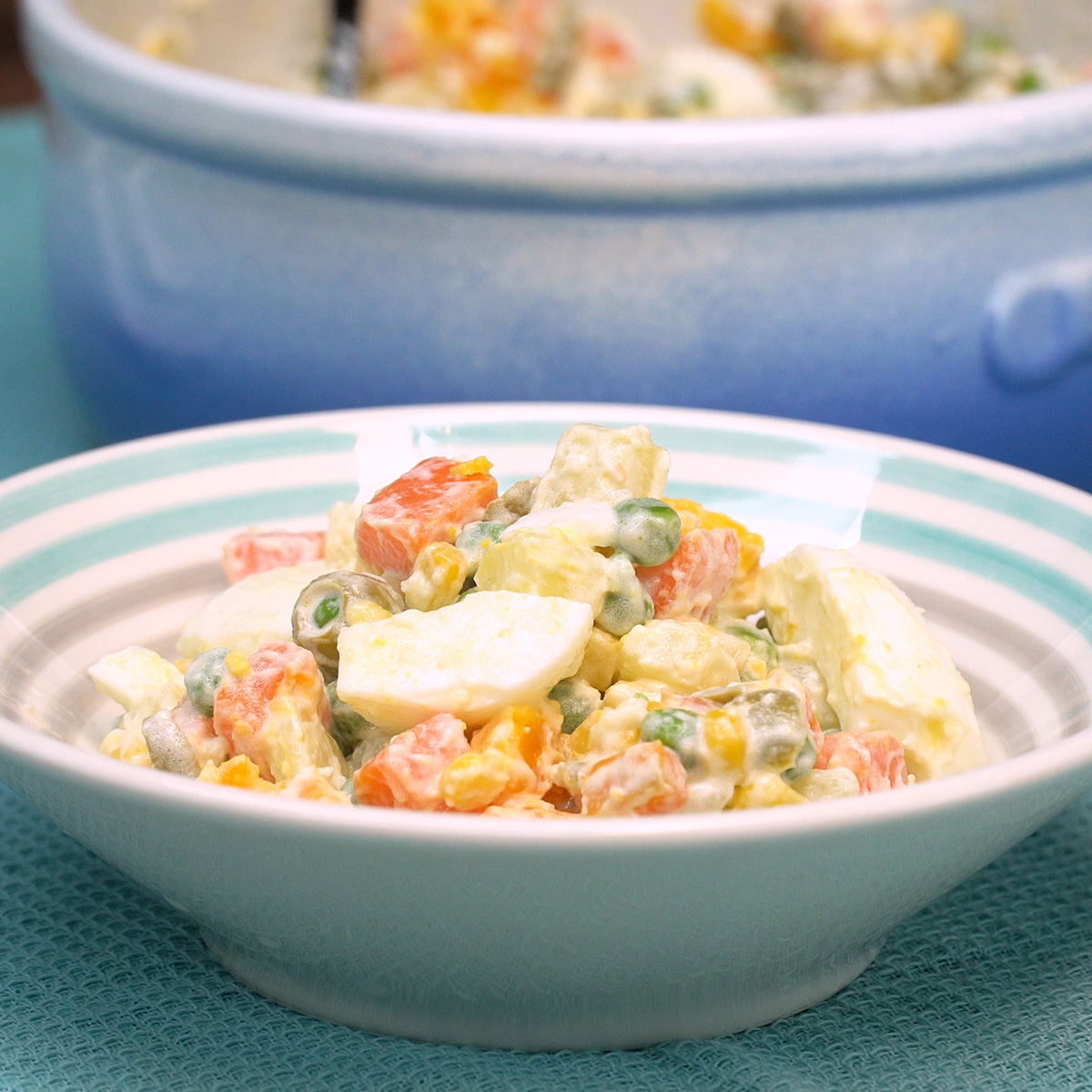 Salada de maionese cremosa gelando antes de servir.