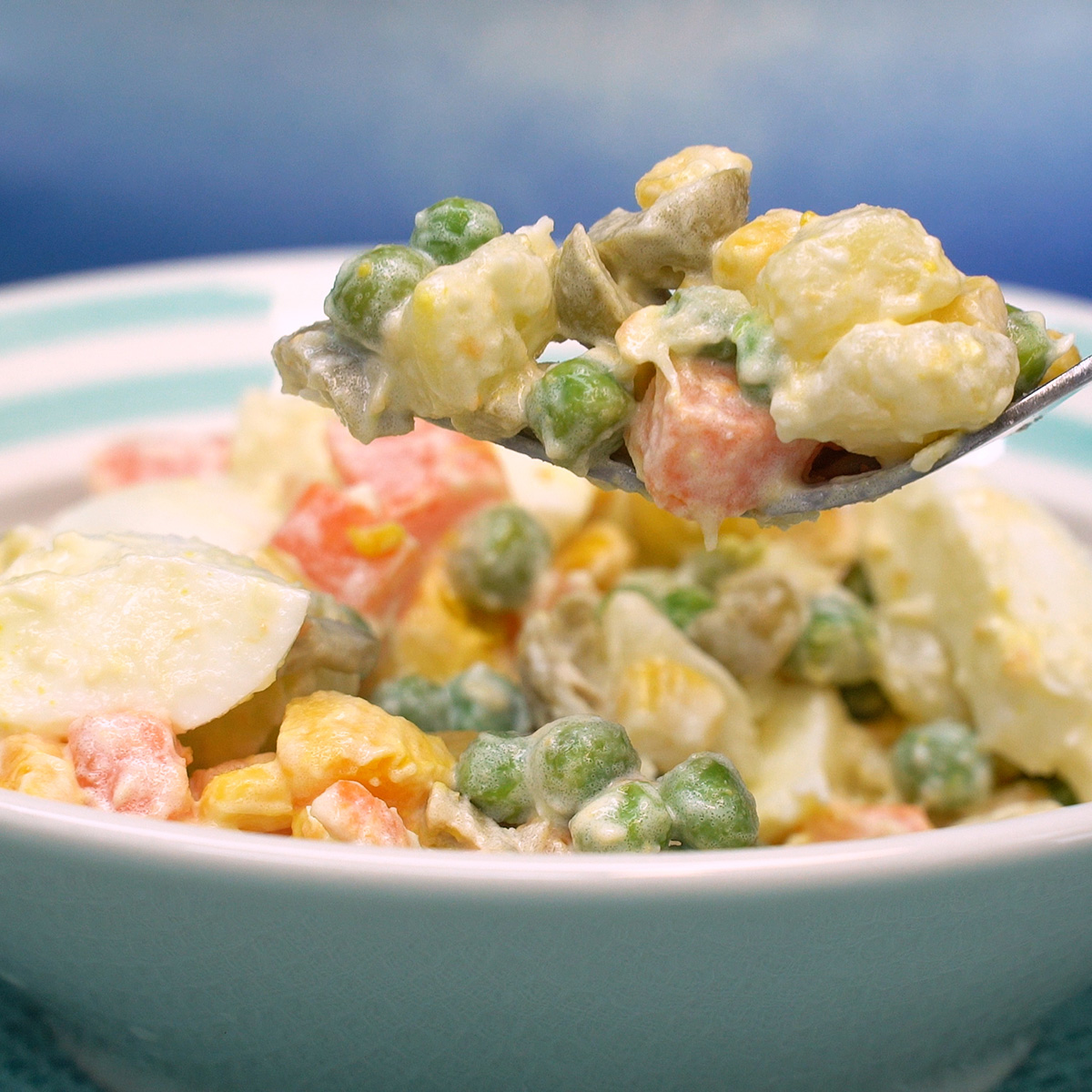 Salada de maionese com legumes e ovos servido.