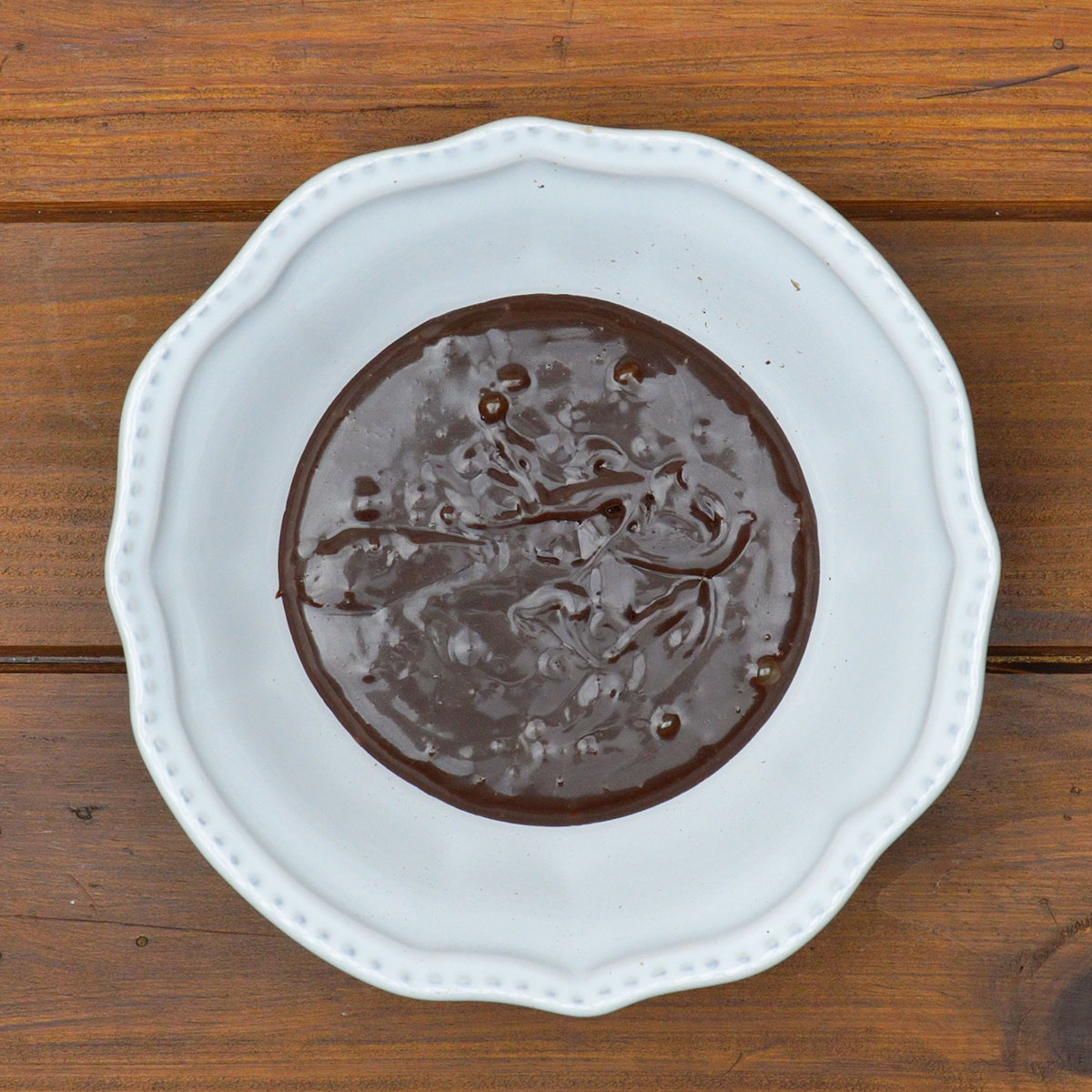 Chocolate meio amargo derretendo até ficar liso e brilhante.