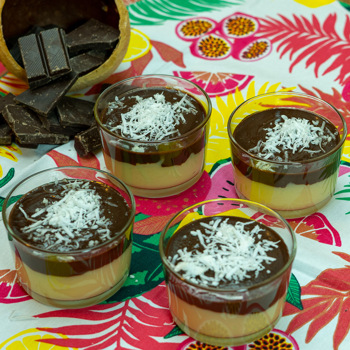 Sobremesa de coco com chocolate servida em taças com coco ralado de decoração.